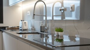 Kühlschrank, Mikrowelle, Ofen, Herdplatte