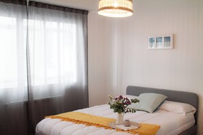 5 habitaciones, escritorio y tabla de planchar con plancha 