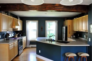 冷蔵庫、電子レンジ、オーブン、コンロ