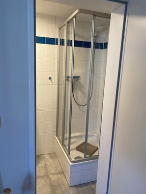 Een douche, een haardroger, handdoeken, zeep