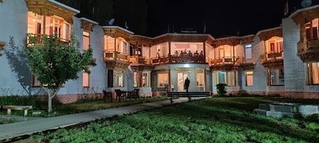 Fachada de la propiedad por la tarde o noche