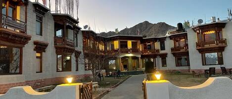 Fachada de la propiedad por la tarde o noche