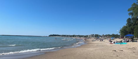 Chaises longues, serviettes de plage