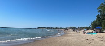 Spacious & Private! 3bdrm Beach Town Retreat with Huge Estate Yard!