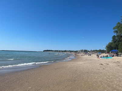 Spacious & Private! 3bdrm Beach Town Retreat with Huge Estate Yard!