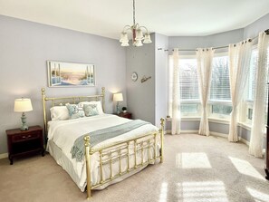 3 chambres, bureau, fer et planche à repasser, lit de bébé portatif