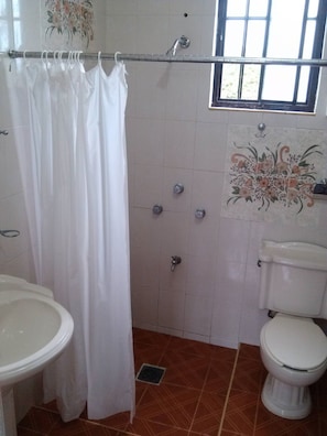 Basic Quadruple Room | Bathroom | Towels