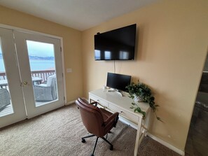 Smart-TV, DVD-Player, Tischtennisplatte, Computerbildschirme