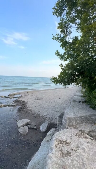 Charming 1-bedroom home near Lakeview Park & Beach