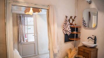 Doccia, asciugacapelli, asciugamani, sapone