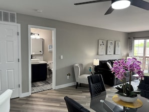 Smart TV - BEAUTIFUL FULLY REMODELED WALK-IN 1 BEDROOM CONDO WITH FULL KITCHEN (Branson)