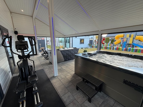 Holiday Homes Near the Beach, Sauna, Jacuzzi