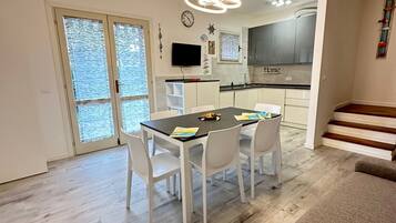 Villa, 2 Bedrooms, Balcony, Garden View | Dining room