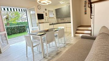 Villa, 2 Bedrooms, Balcony, Garden View | Dining room