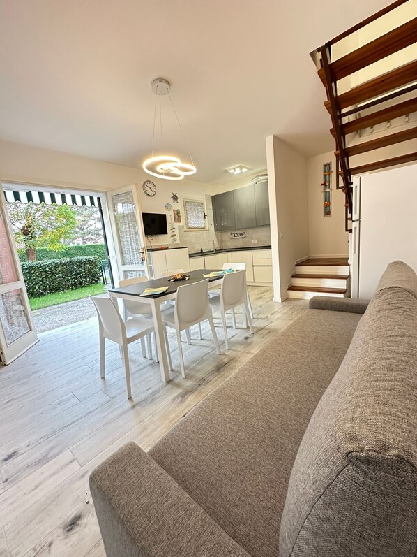 Villa - 2 soveværelser - balkon - udsigt til have | Spisestue