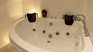 Luxury Room | WiFi (free), bed sheets - GRAN HOTEL AYSEN (Puerto Aysen)