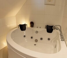 Luxury Room | Free WiFi, bed sheets