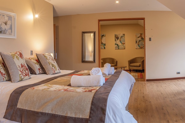 Luxury Room | Free WiFi, bed sheets