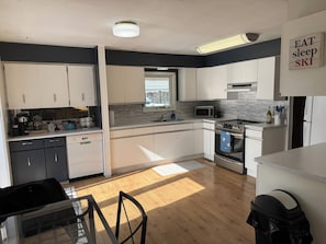 Mikrowelle, Ofen, Geschirrspüler, Küchenrolle