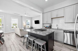 Frigorífico, microondas, horno y placa de cocina