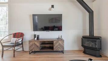 Smart-tv, een open haard, tafelvoetbal en boeken