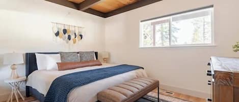 4 bedrooms, desk, iron/ironing board, free WiFi