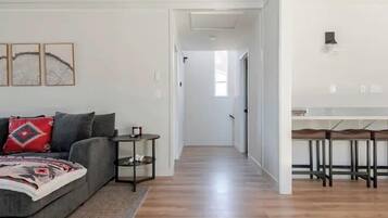 Smart-tv, eldstad, bordsfotboll och böcker