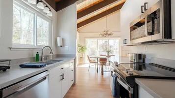 冰箱、微波炉、烤箱、炉灶