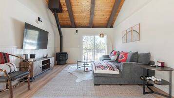 智能电视、壁炉、桌上足球、书