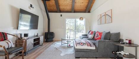 TV connectée, cheminée, baby-foot, livres