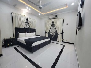 9 bedrooms, iron/ironing board, WiFi, bed sheets