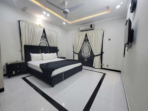 Charming 9-bedroom B&B with WiFi and AC in enchanting Islamabad