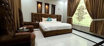 Charming 9-bedroom B&B with WiFi and AC in enchanting Islamabad