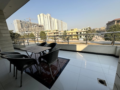 Charming 9-bedroom B&B with WiFi and AC in enchanting Islamabad