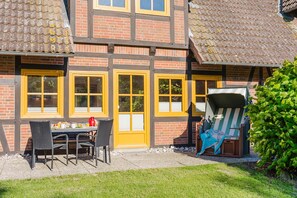 Outdoor dining - Vacation apartment half-timbered house "Westen unten" - Bauernhof Hopp (Fehmarn)