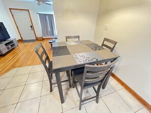 Dining - Relaxing 3-bedroom apartment with WiFi, AC in Crosslanes. (Charleston)