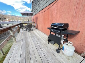 Outdoor dining - Relaxing 3-bedroom apartment with WiFi, AC in Crosslanes. (Charleston)