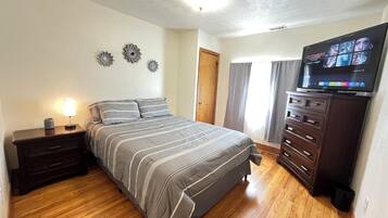 3 quartos, escrivaninha, ferros/tábuas de passar roupa, berço de viagem