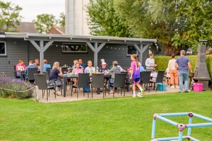 Outdoor dining - Country house vacation apartment 1 - Bauernhof Hopp Vadersdorf (Fehmarn)