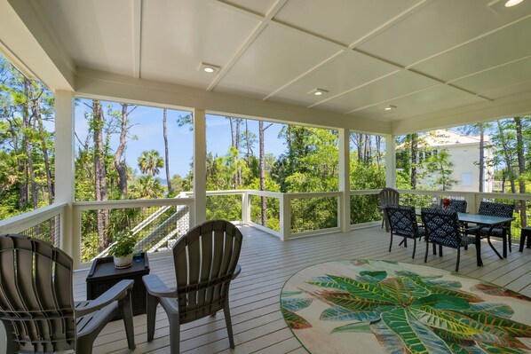 屋外ダイニングエリア