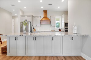 冷蔵庫、電子レンジ、オーブン、コンロ