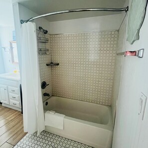 Ein Badezimmer mit Badewanne, Dusche und Toilette.
