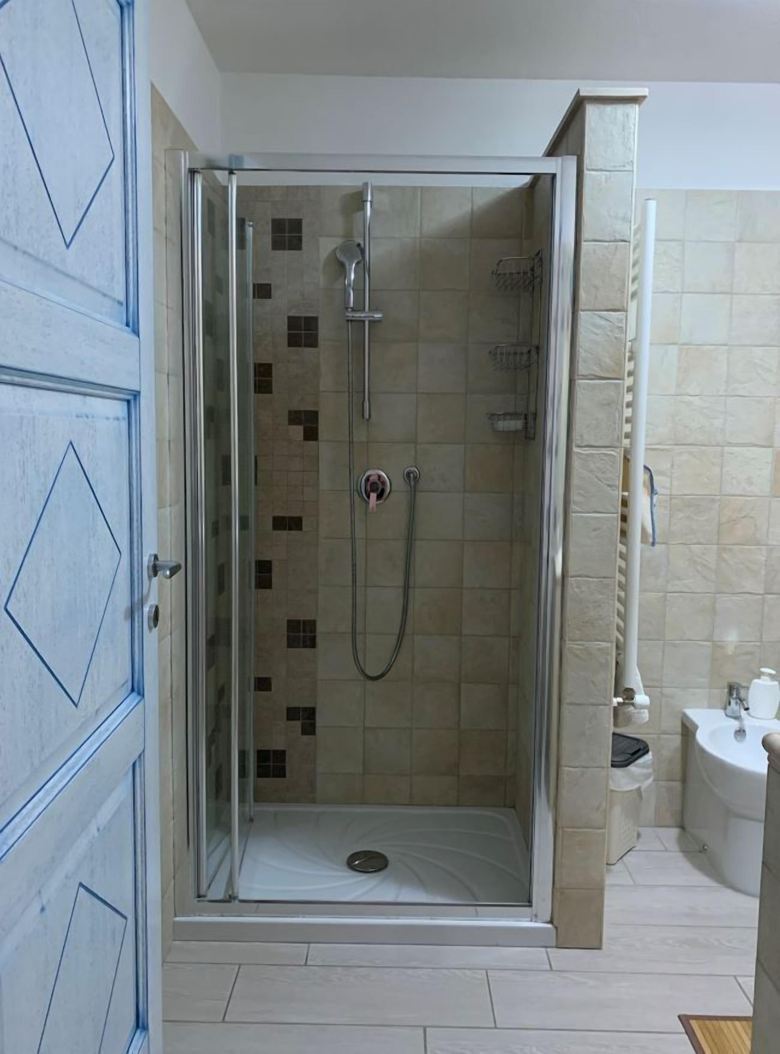 Ducha, secador de pelo, toallas y jabón