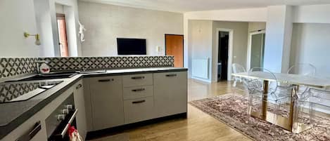 Réfrigérateur, un four, surface de cuisson, lave-vaisselle