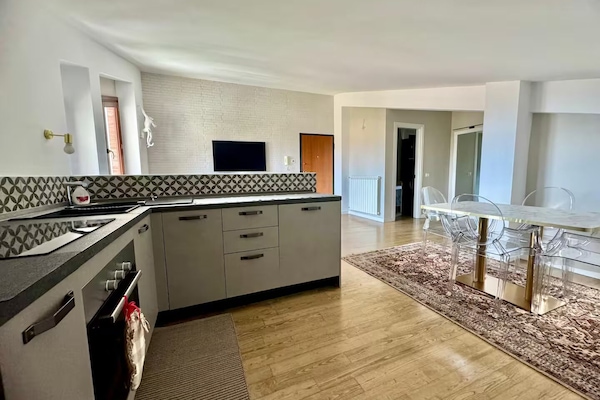 Kjøleskap, ovn, kokeplater og oppvaskmaskin