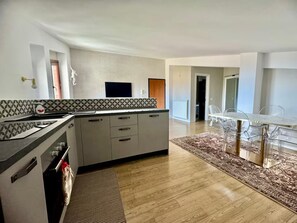 Fridge, oven, stovetop, dishwasher