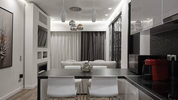 Kühlschrank, Mikrowelle, Ofen, Herdplatte