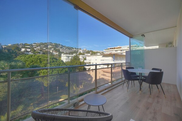 Outdoor dining - LUMINEUX STUDIO AVEC LOGGIA A0B203 (Cannes)