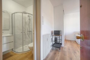 Shower, hair dryer, towels, toilet paper - LUMINEUX STUDIO AVEC LOGGIA A0B203 (Cannes)