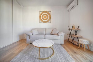 TV - LUMINEUX STUDIO AVEC LOGGIA A0B203 (Cannes)